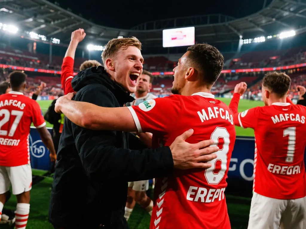 PSV球员在欧冠晋级后庆祝